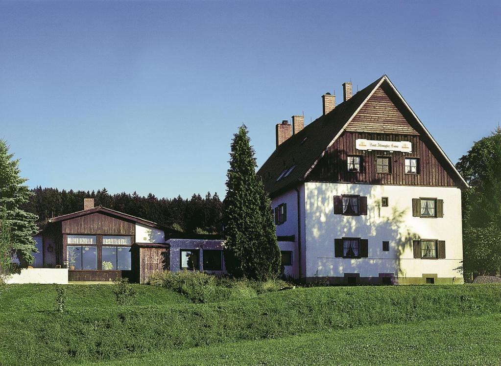 inmitten von Wiesen und Wäldern